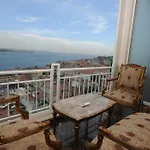 Maroon Bosphorus